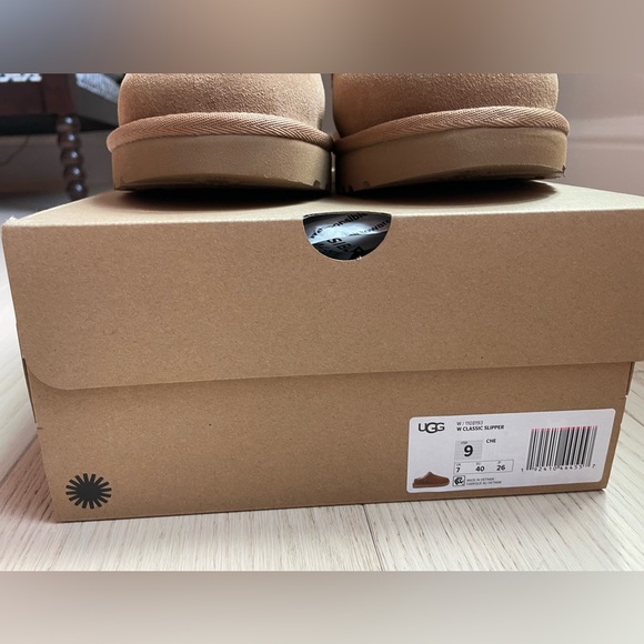NEW UGG Classic Slipper - Picture 4 of 4